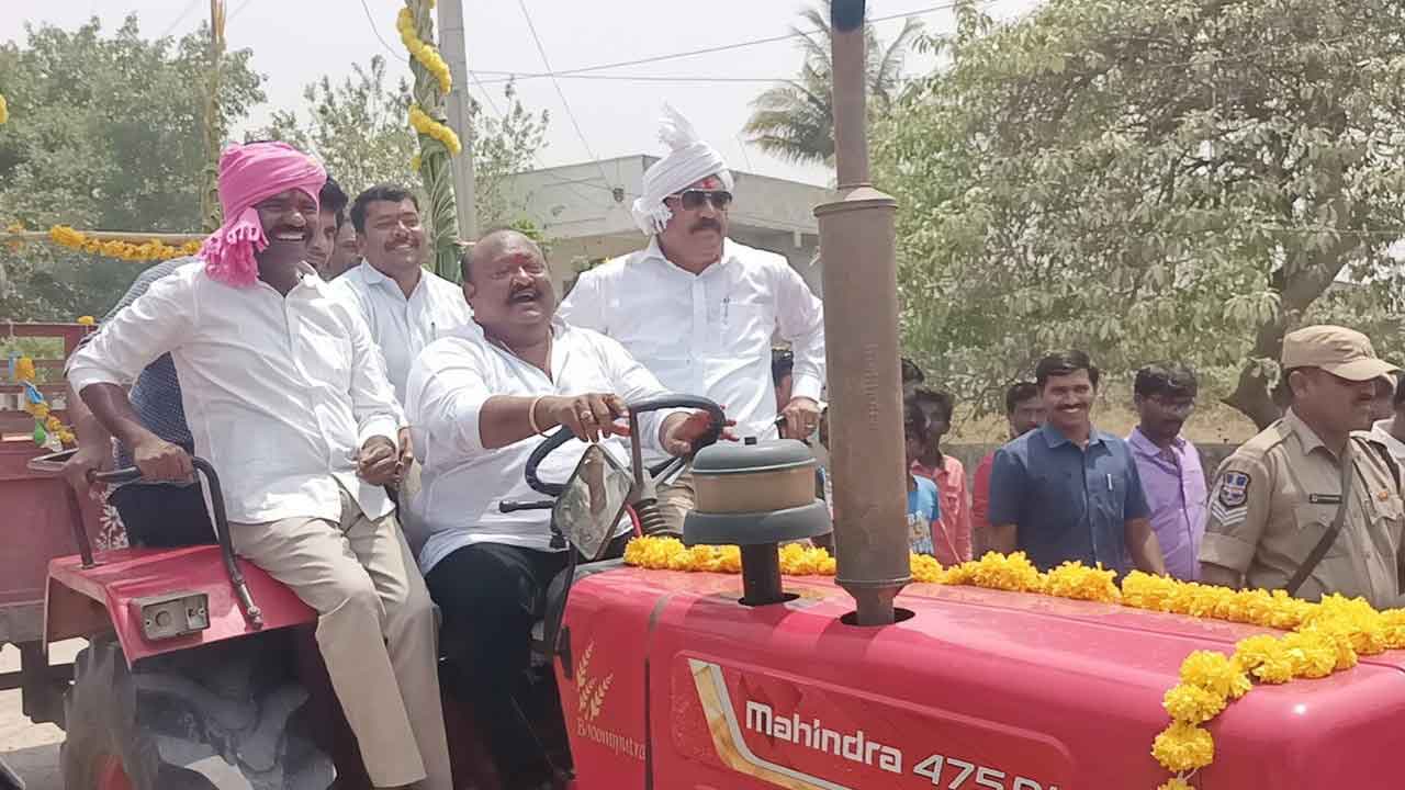 శుభ్రం చేస్తు శిథిలాలను తొలగిస్తూ..