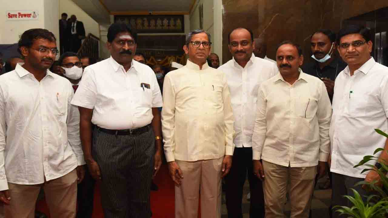 సీజేఐని కలిసిన బార్‌ అసోసియేషన్‌ బాధ్యులు