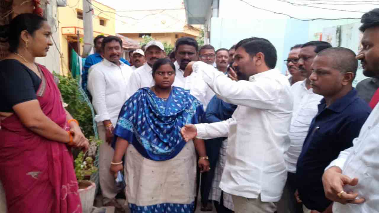 కలిసి నడిచి.. సమస్యలు తెలుసుకొని..