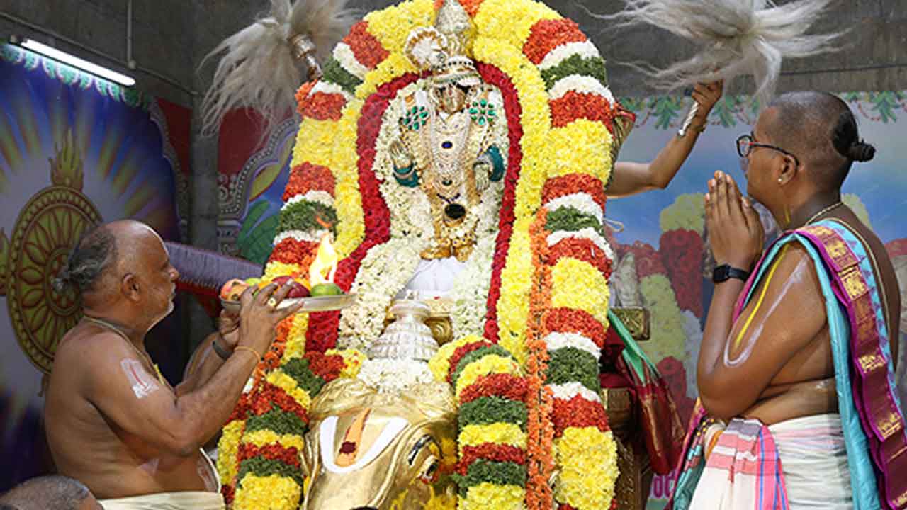 గజ వాహనంపై శ్రీ ప్రస‌న్న వేంక‌టేశ్వర‌స్వామి దర్శనం