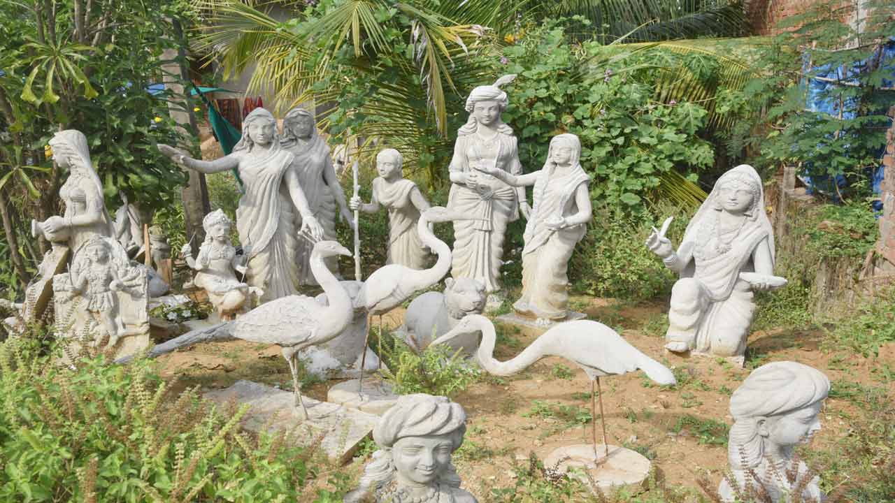 ప్రతిమల ఏర్పాటుకు కేంద్రంగా నజ్రుల్నగర్