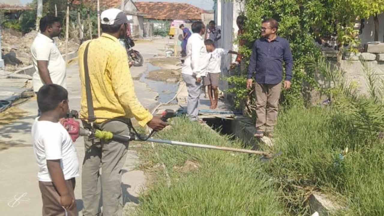 పరిసరాల శుభ్రత పాటించాలి