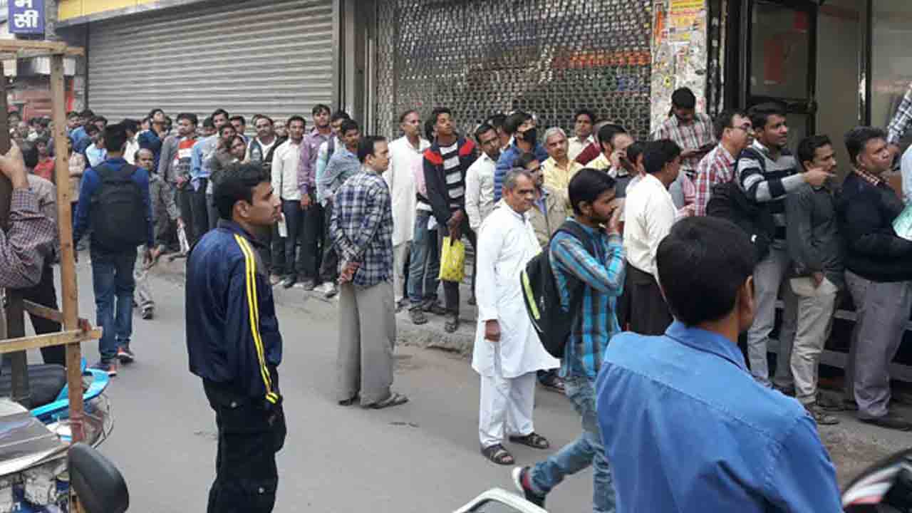 ఆ ఏటీఎంలో రూ. 500 విత్‌డ్రా చేస్తే రూ.2,500.. బారులు తీరిన జ‌నాలు