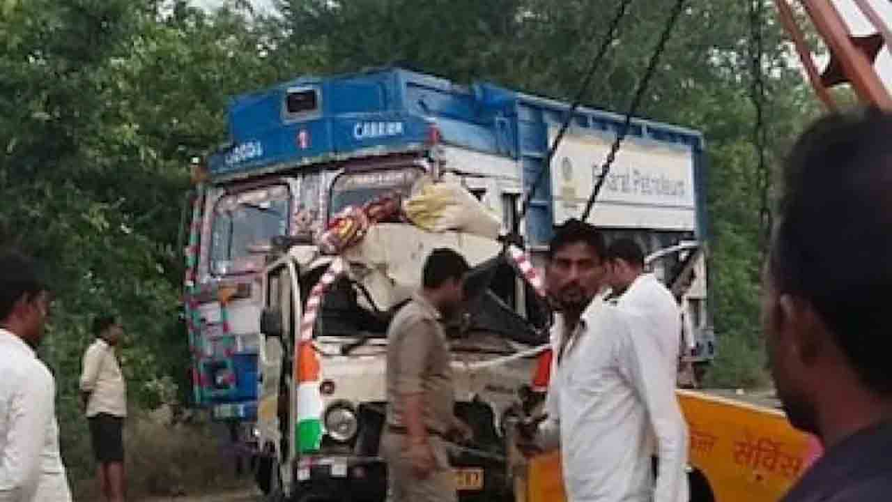 చెట్టును ఢీకొట్టిన యాత్రికుల వ్యాన్‌.. 10 మంది మృతి