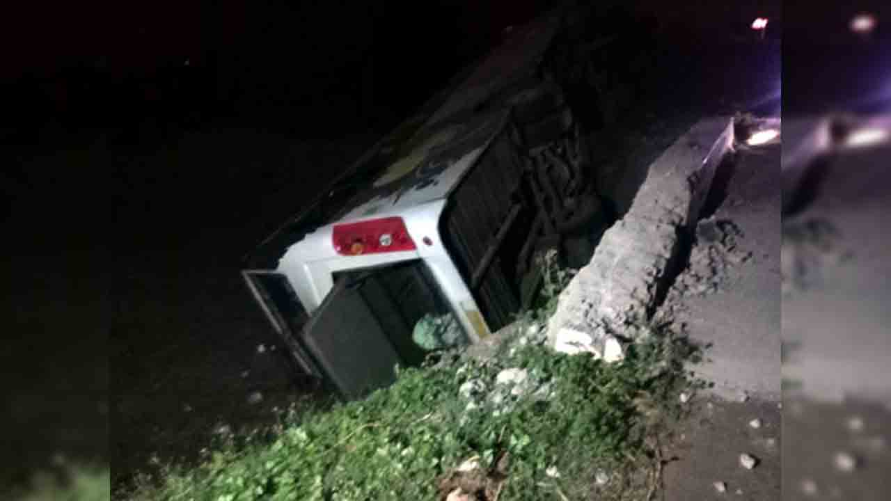 AP News | కల్వర్టును ఢీకొట్టిన బస్సు.. 22 మందికి గాయాలు