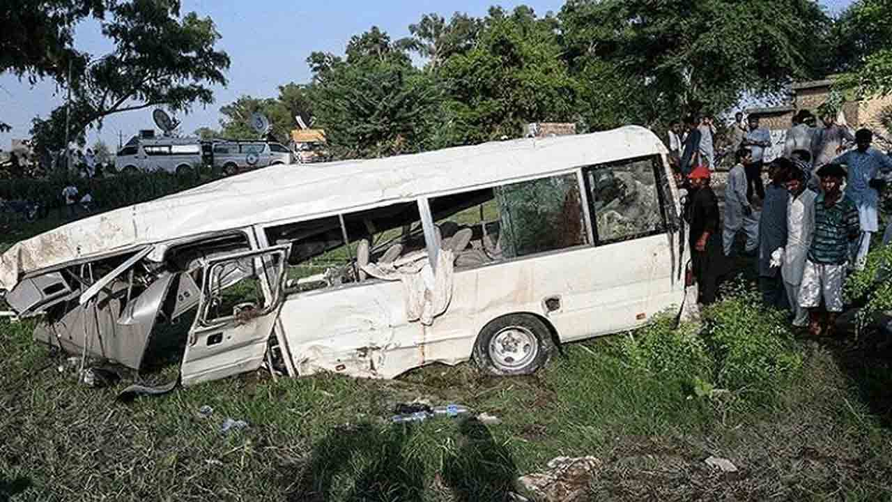 బలూచిస్థాన్‌లో రోడ్డు ఘోర ప్రమాదం.. 22 మంది దుర్మరణం