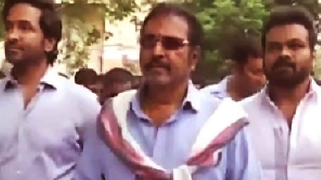 తిరుపతి కోర్టుకు హాజరైన నటుడు మోహన్‌బాబు