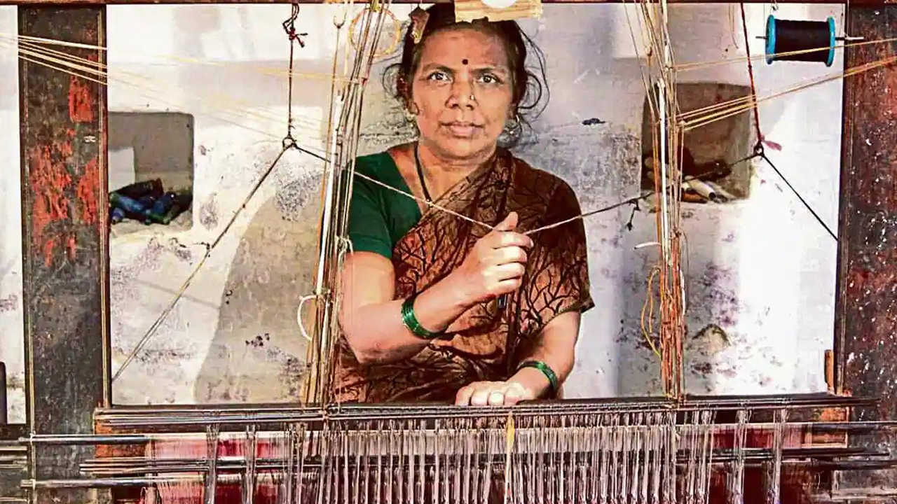 క‌నుమ‌రుగవుతున్న ఖానా వ‌స్త్రాన్ని కాపాడుతున్న 79 ఏండ్ల వృద్ధురాలు.. ఏం చేస్తుందామె