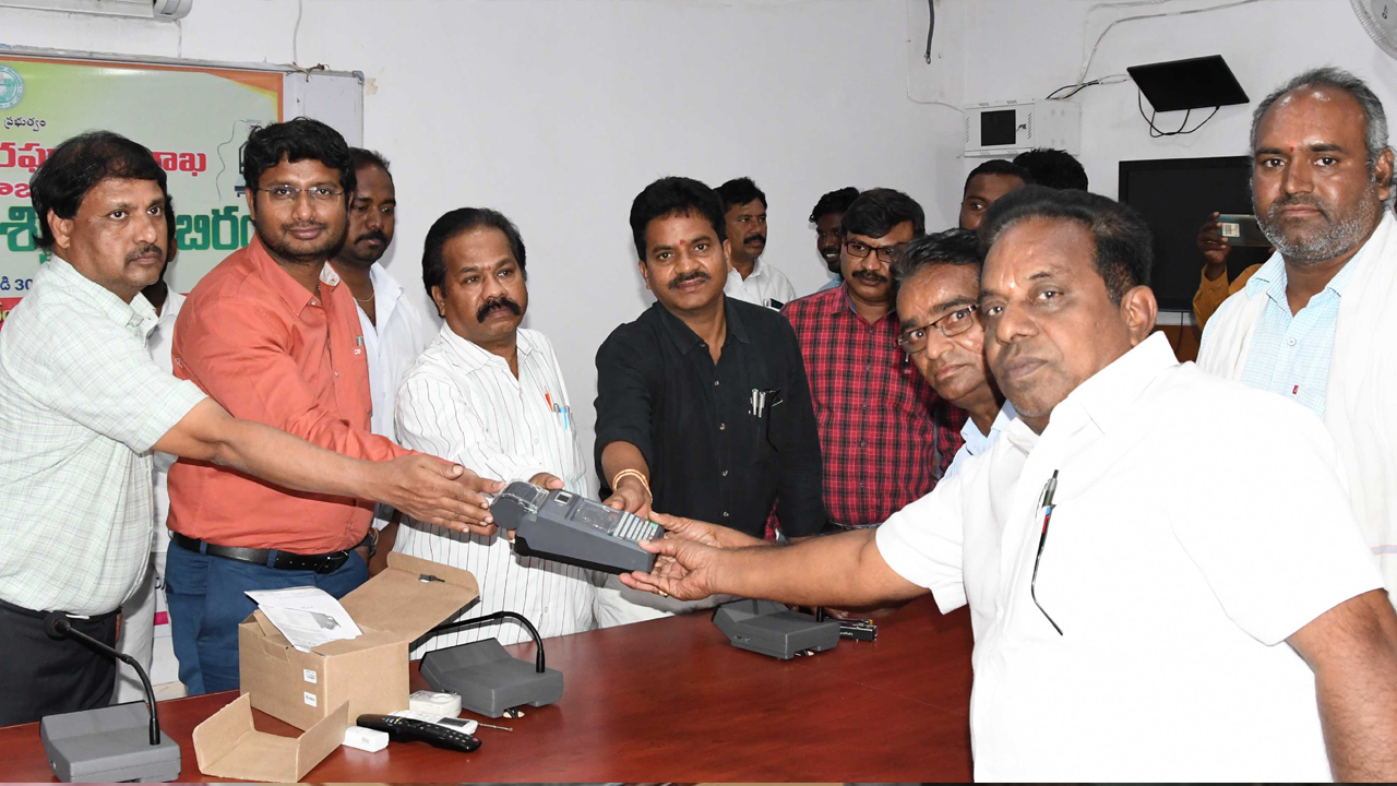 ఇబ్బందుల్లేకుండా సరుకులు అందజేయాలి