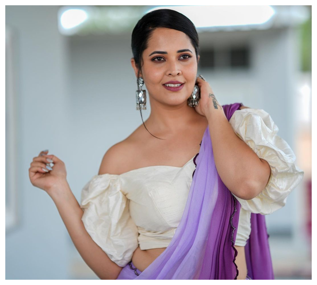Anasuya Bharadwaj | ప‌ర్ఫూల్ క‌ల‌ర్ శారీలో అనసూయ భరద్వాజ్ హోయ‌లు..