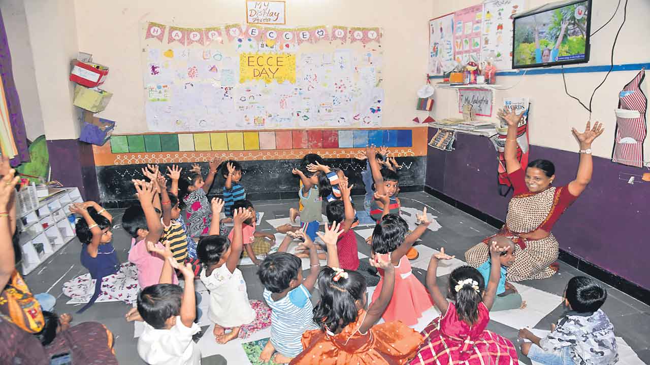 పేదోళ్ల ఒడి.. పెద్దోళ్ల బడి