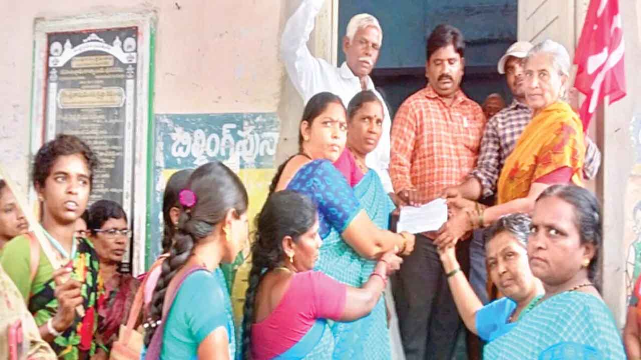 ఉద్యోగ భద్రత కల్పించాలని కర్నూలులో అంగన్‌వాడీల ఆందోళన