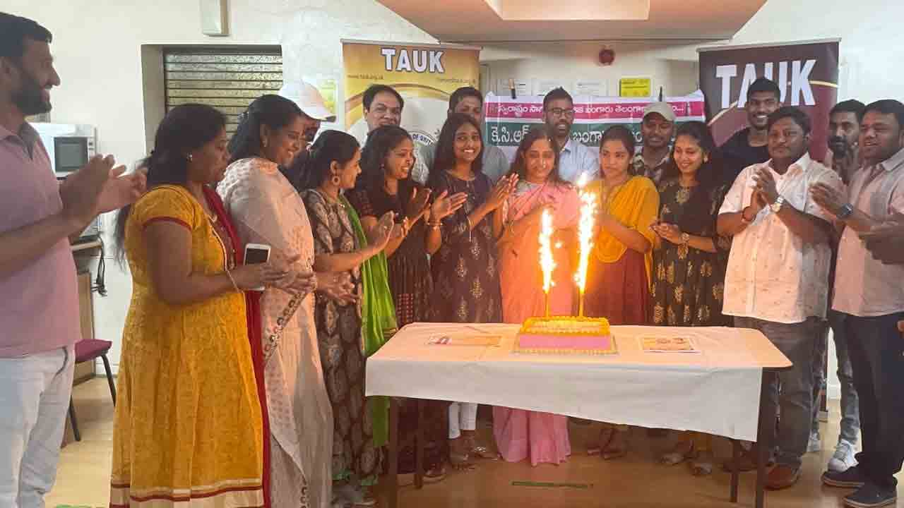 లండన్‌లో ఎన్నారైల సంబరాలు.. సీఎం కేసీఆర్‌కు కృత‌జ్ఞ‌త‌లు