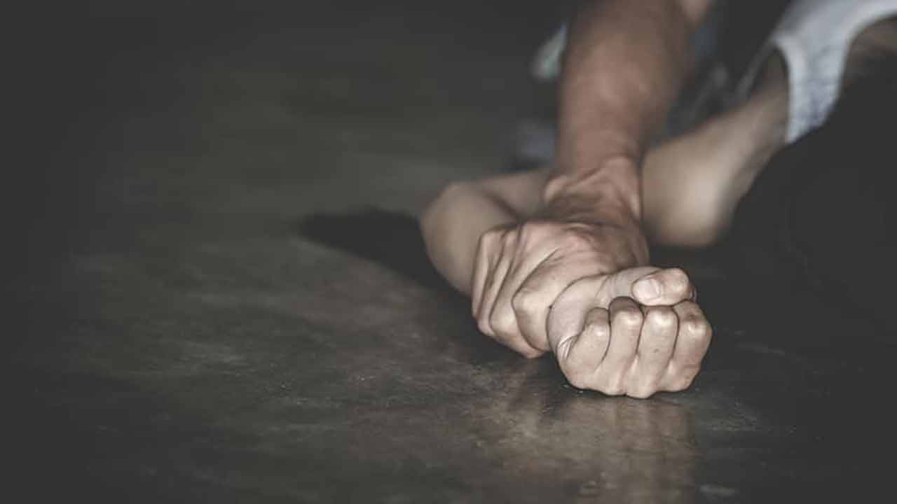 నమ్మించి మైనర్లపై లైంగికదాడి