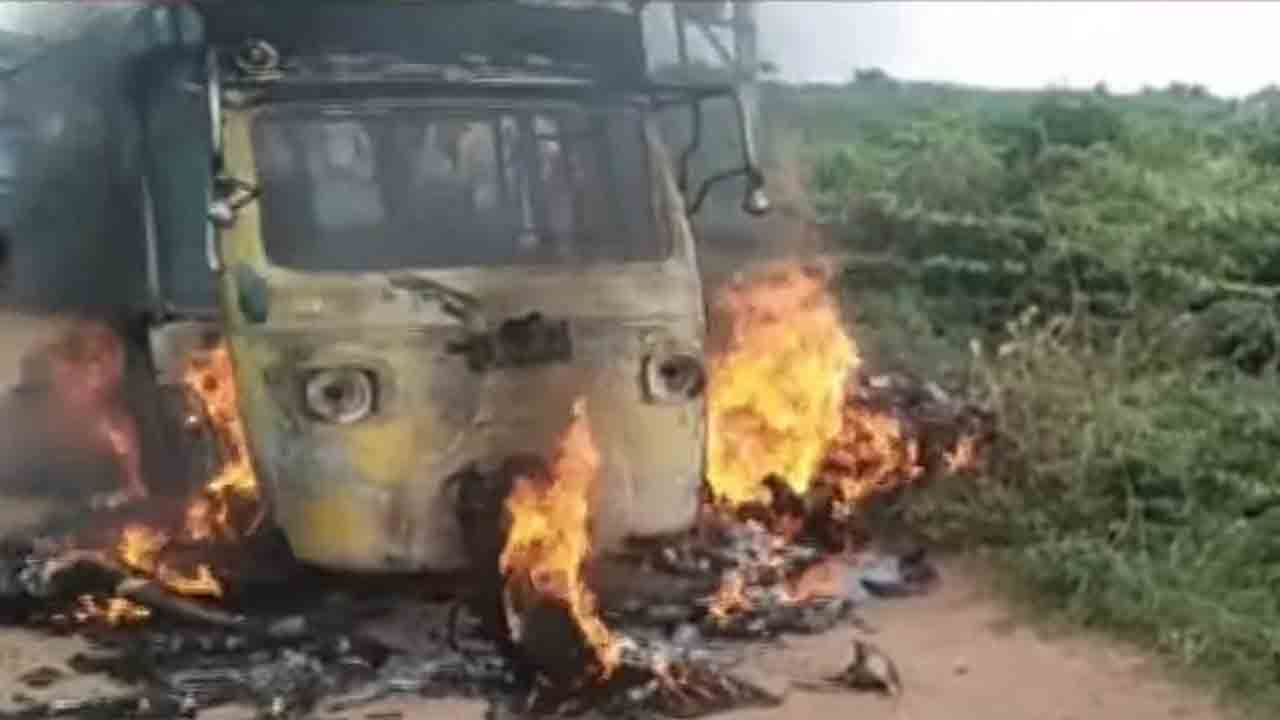 AP లో ఆటోపై తెగిపడిన హైటెన్షన్ వైర్లు.. 5 మంది కూలీలు సజీవదహనం
