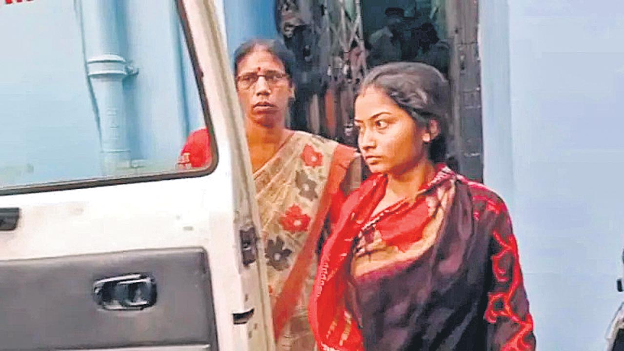 ప్రియుడి కోసం గంటపాటు నదిని ఈది..