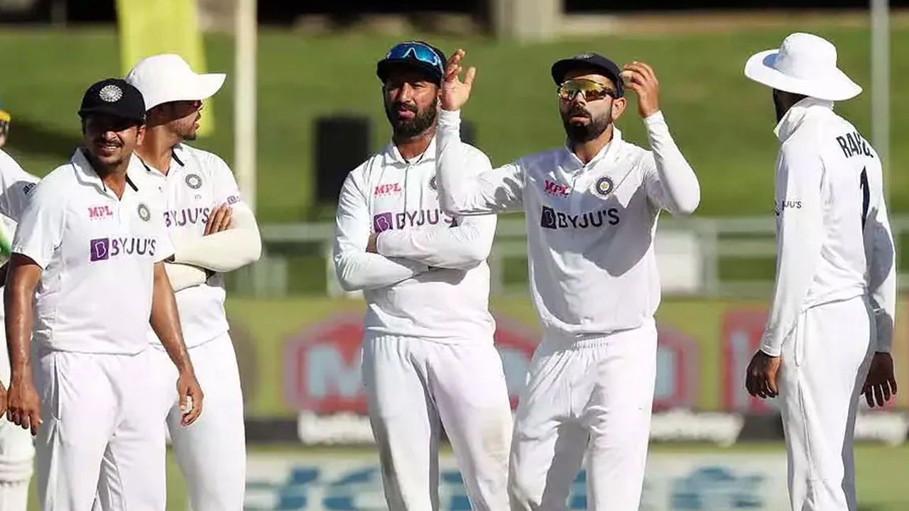 సెల్ఫీలు దిగింది చాలు.. ఎన్నిసార్లు చెప్పినా వినరా..? టీమిండియాకు బీసీసీఐ చివాట్లు