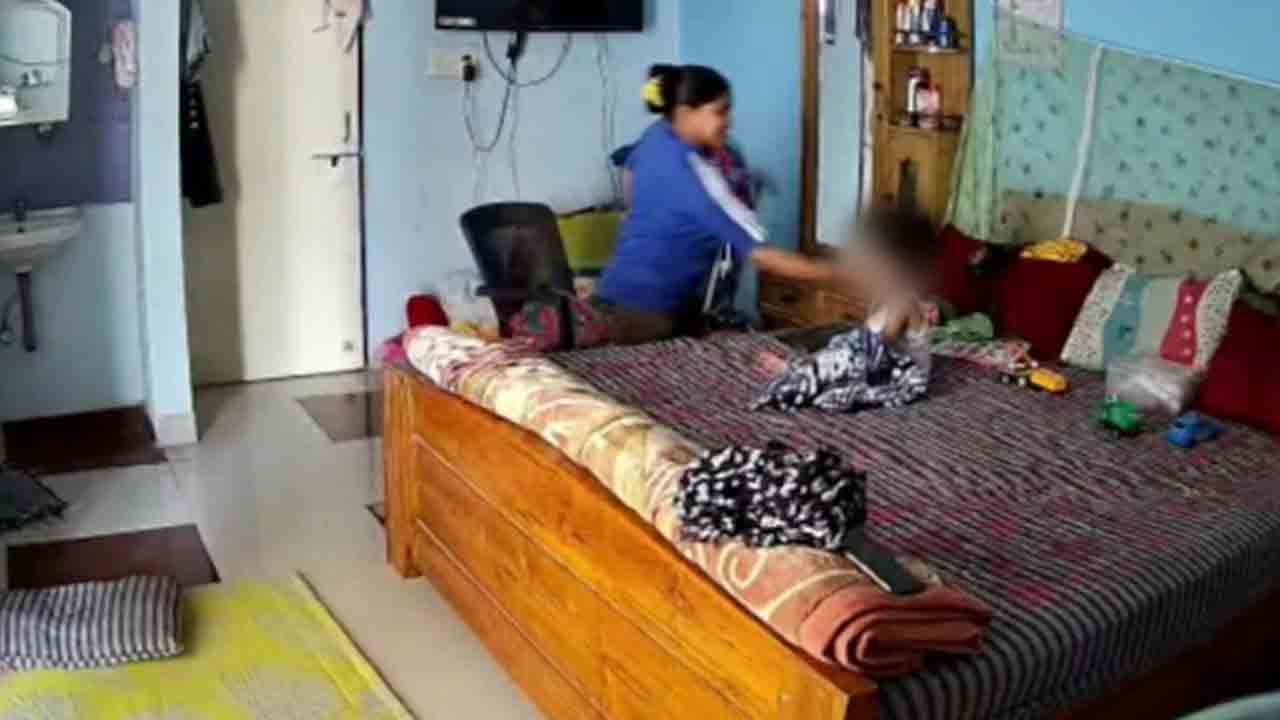 2 ఏండ్ల బాలుడికి చిత్ర‌హింస‌లు.. బ‌లంగా కొట్ట‌డంతో పేగుల్లో వాపులు