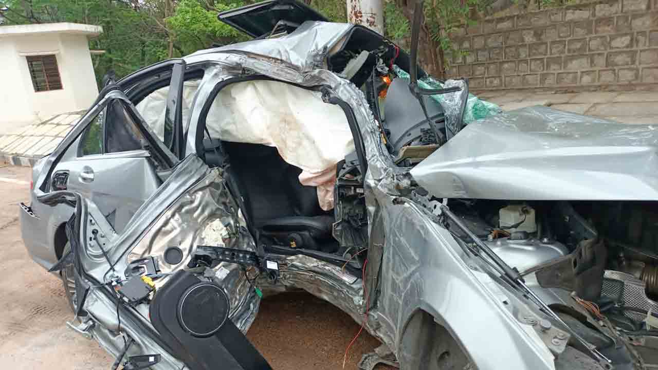 తార్నాక‌లో ఘోర రోడ్డుప్ర‌మాదం.. డివైడ‌ర్‌ను ఢీకొన్న బెంజ్ కారు