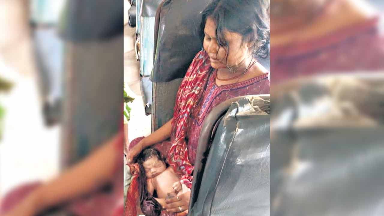 టీఎస్‌ఆర్టీసీ బస్సులో గర్భిణీ ప్రసవం