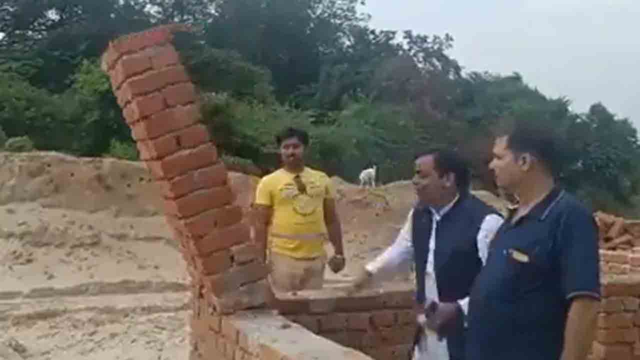Watch: యూపీలో నాసిరకంగా కాలేజీ భవన నిర్మాణం…  చేతితో తోస్తే పడిపోయే గోడలు