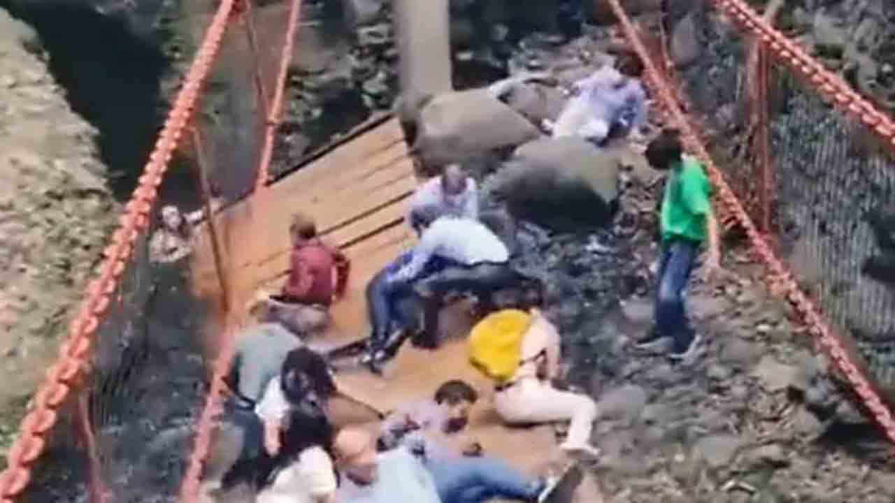 Watch: ప్రారంభించిన వెంటనే కూలిన వంతెన… తర్వాత ఏం జరిగిందంటే?