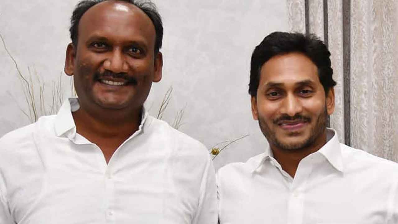 మరోసారి ఏపీ మాజీ ఎమ్మెల్యే ఆమంచికి సీబీఐ నోటీసులు