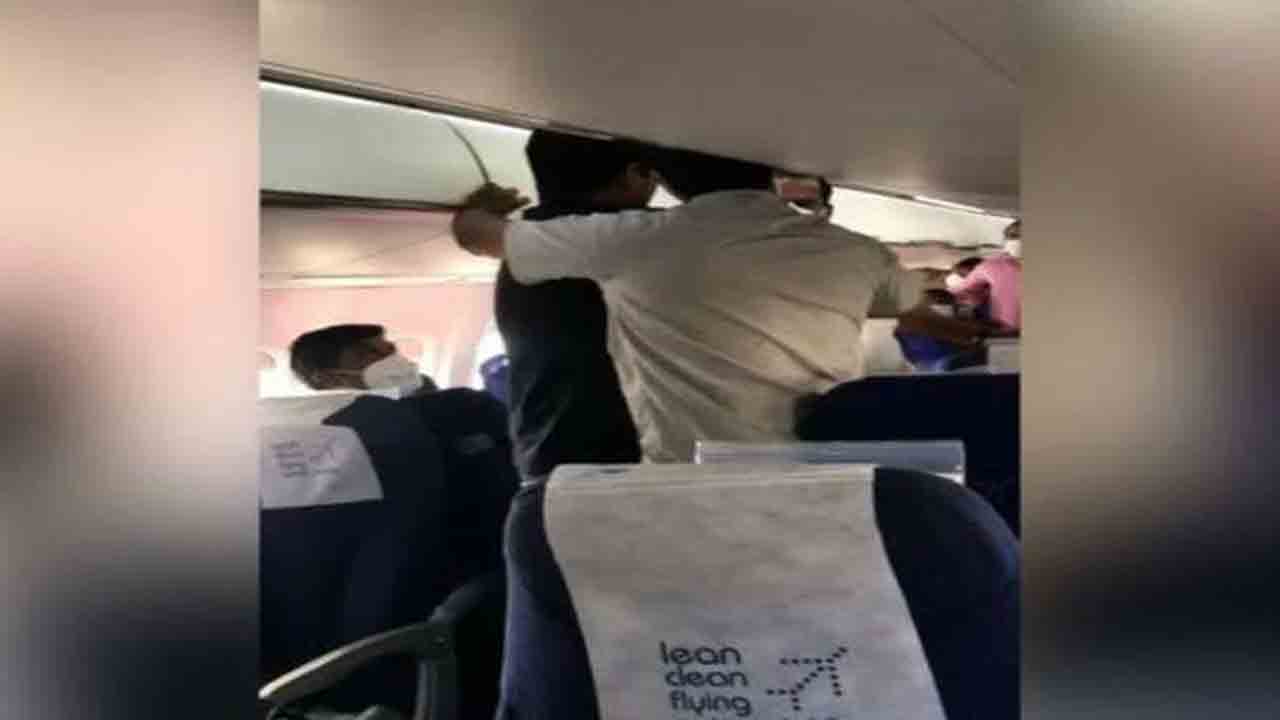 విమానంలో కేరళ సీఎంకు చేదు అనుభవం.. విచారణ చేపట్టాలని DGCA కి లేఖరాసిన ఎంపీ