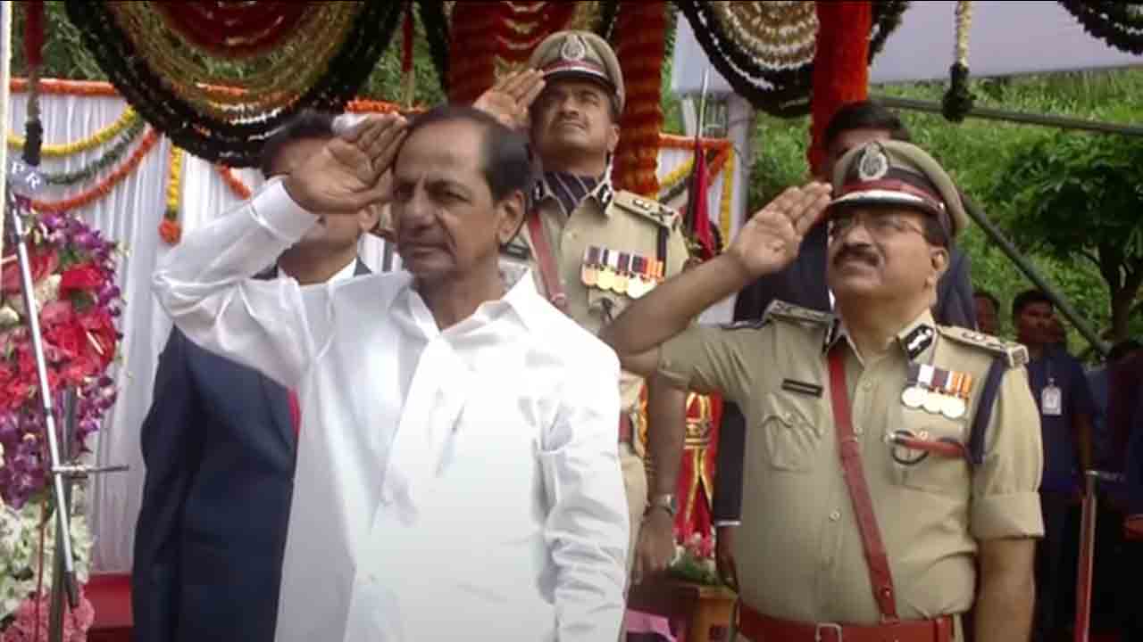 పబ్లిక్‌ గార్డెన్స్‌లో జాతీయ జెండా ఎగురవేసిన సీఎం కేసీఆర్‌