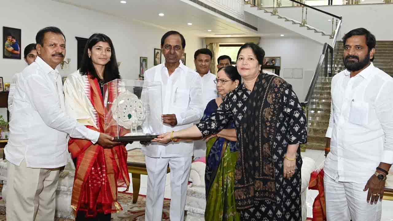 నిఖ‌త్ జ‌రీన్‌, ఇషాసింగ్‌కు సీఎం కేసీఆర్ స‌న్మానం, ఆతిథ్యం