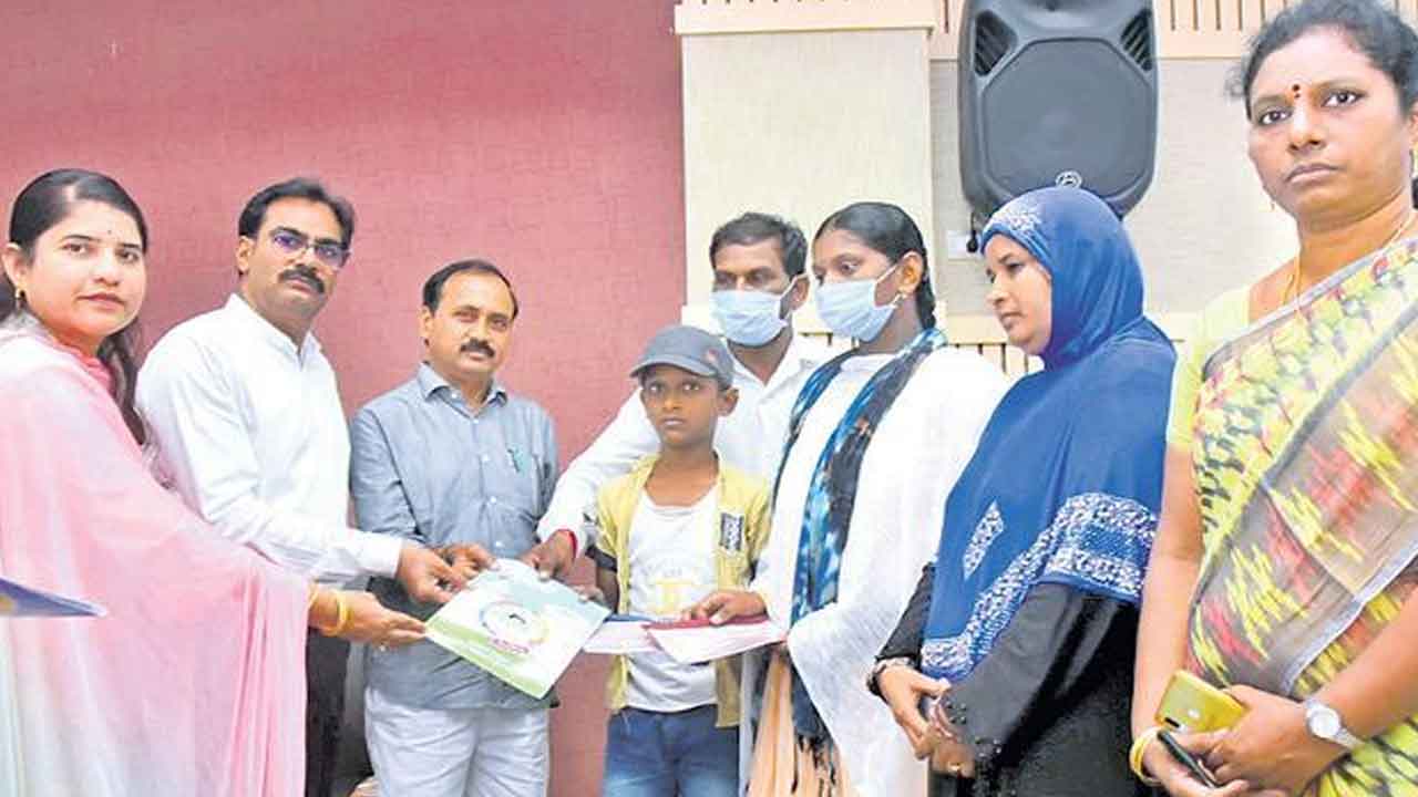 శ్రీలక్ష్మి కుటుంబానికి అండగా నిలిచిన ఏపీ సర్కర్‌