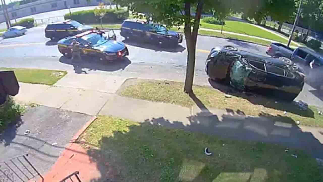 Viral Video: పోలీస్‌ ఛేజింగ్‌… నిందితుల కారు అదుపు తప్పి బోల్తా