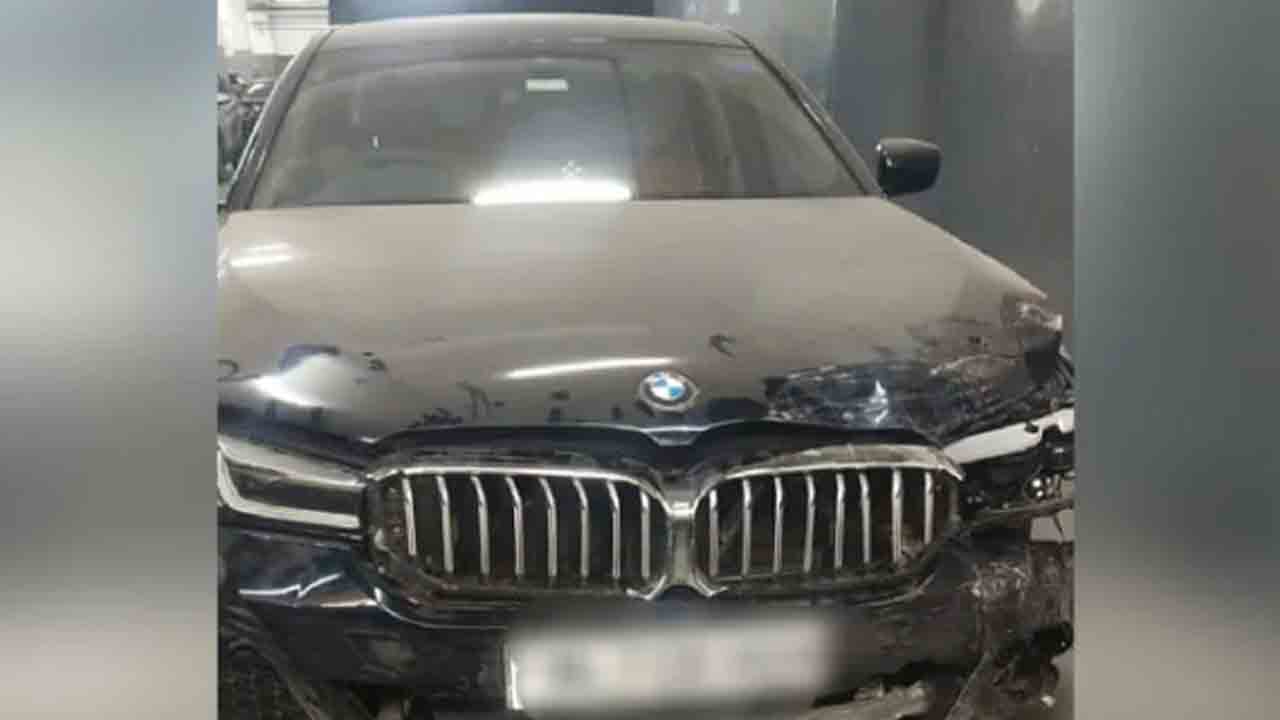 మరో కారును ఢీకొట్టిన బీఎండబ్ల్యూ కారు… ఫుట్‌పాత్‌పై నిద్రిస్తున్న పిల్లలు మృతి