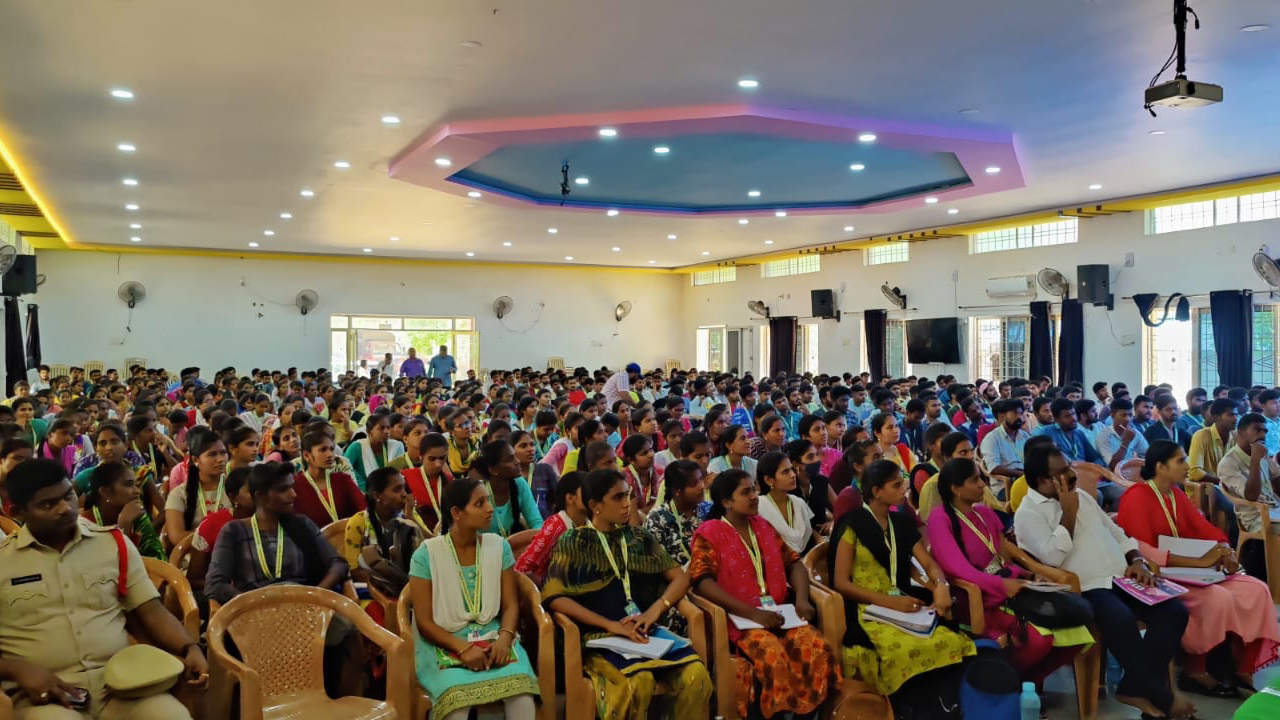 ఉద్యోగార్థికి ‘ఉచితా’సనం