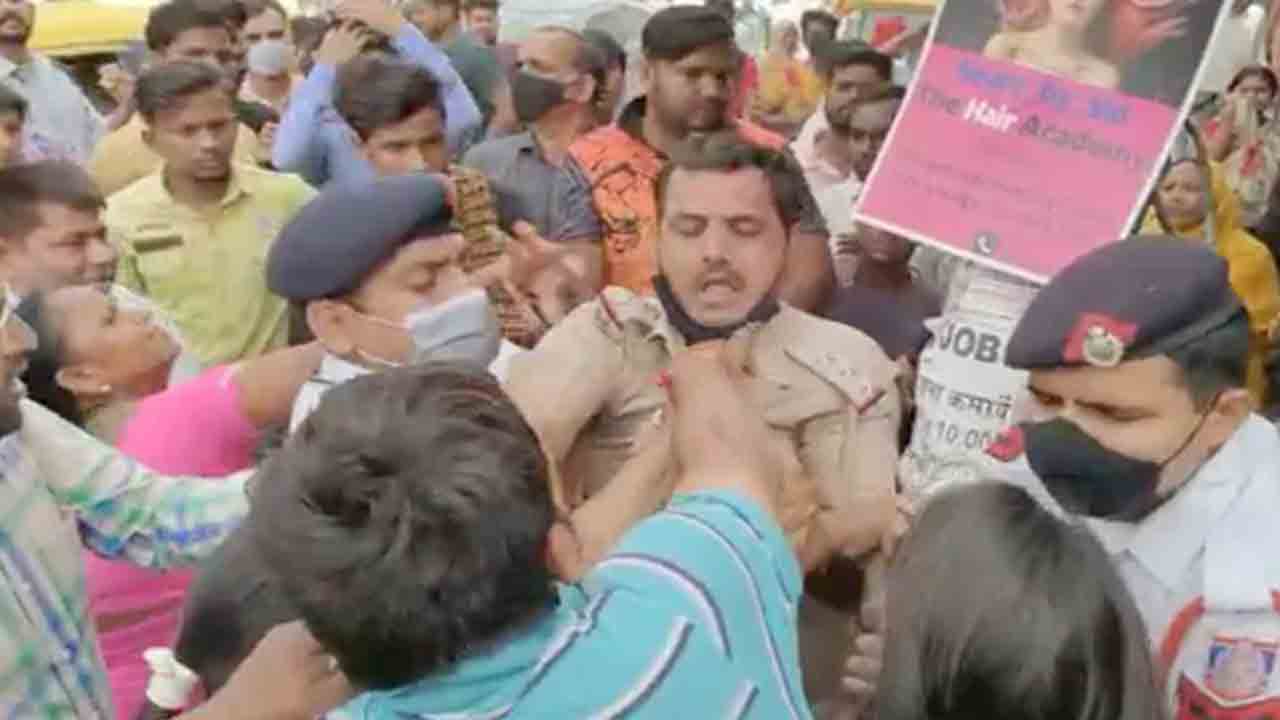 ట్రాఫిక్‌ పోలీస్‌ అధికారిపై జనం దాడి… ఎందుకంటే?