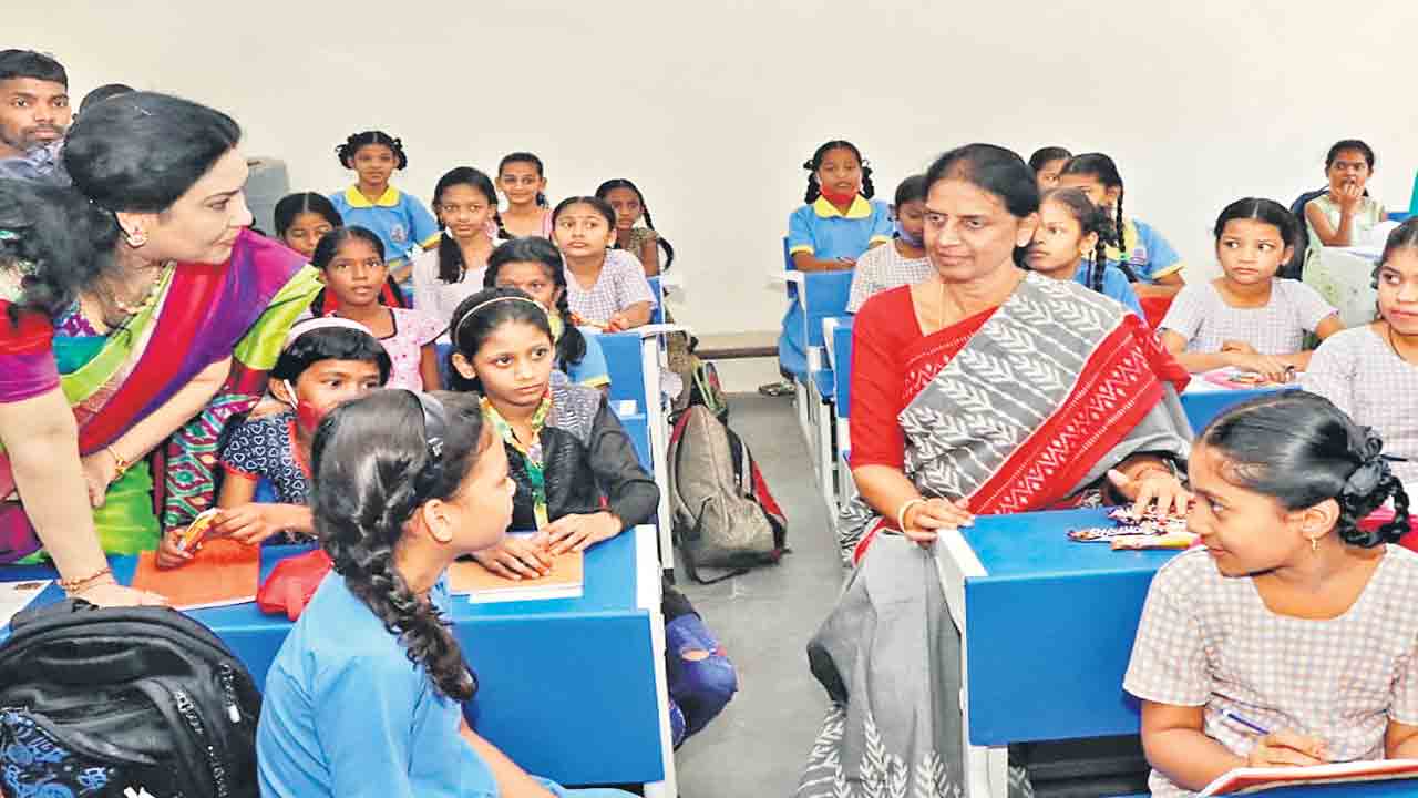 ఆడుతూ.. పాడుతూ బడికొచ్చారు