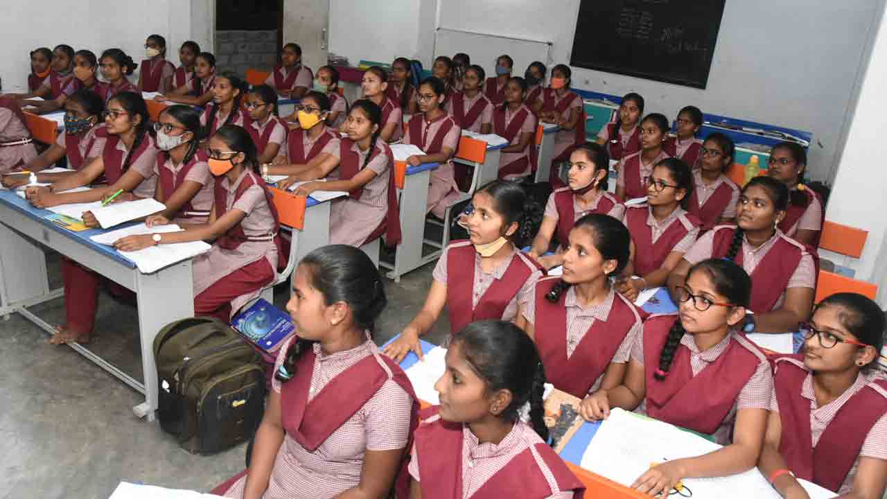 వసతుల్లో మేటి ప్రవేశాల్లో పోటీ