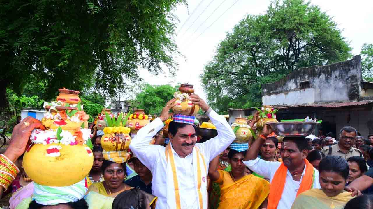 తెలంగాణలోనే దేవాలయాలకు పూర్వ వైభవం : మంత్రి దయాకర్‌రావు