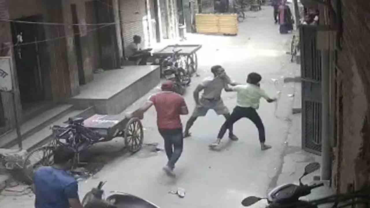 వ్యక్తి గొంతు కోసి, తల పగులగొట్టి… దారుణంగా హత్య