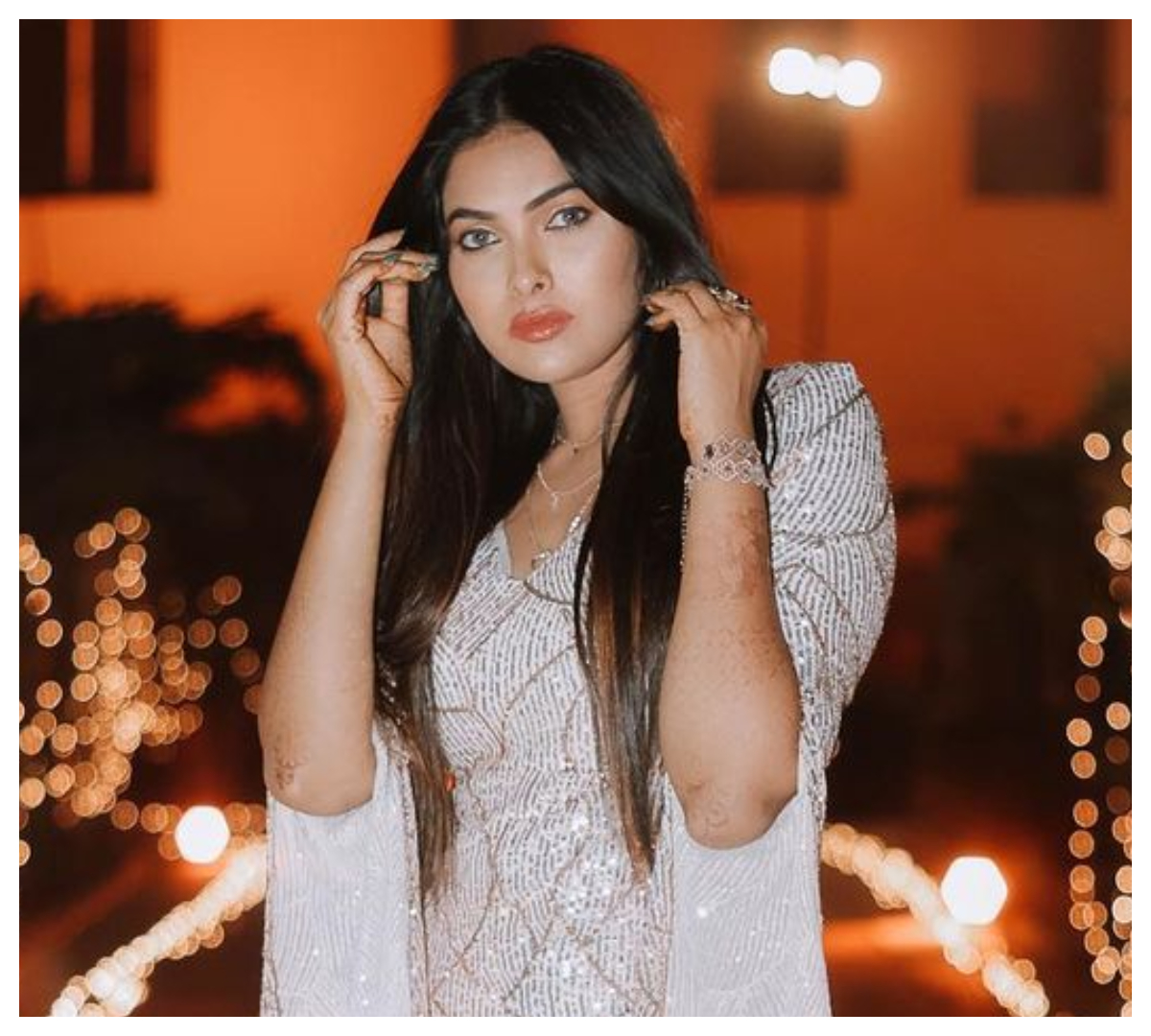 Divi Vadthya | టైట్‌ఫిట్ డ్రెస్‌లో మ‌తులు పోగొడుతున్న దివి వాద్త్యా