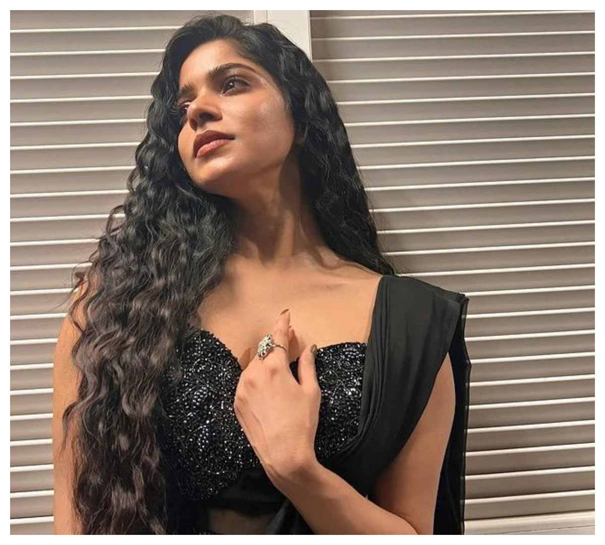 Divya Bharathi | బ్లాక్ శారీలో వయ్యారాలు ఒల‌క‌బోస్తున్న దివ్య భారతి..