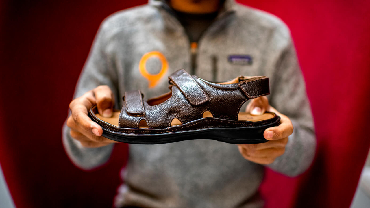 షుగ‌ర్ పేషెంట్ల కోస‌మే ఈ చెప్పులు.. వీటి స్పెషాలిటీ ఏంటంటే..