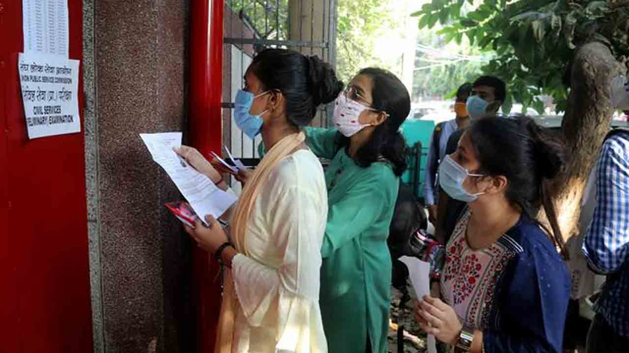 మహిళా ఉద్యోగులపై కరోనా కాటు