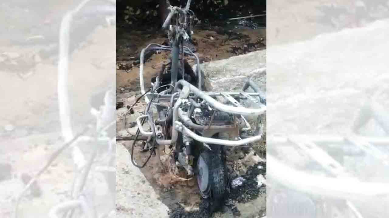 సిద్దిపేట జిల్లాలో పేలిన ఈవీ బ్యాట‌రీ.. గుడిసె ద‌గ్ధం