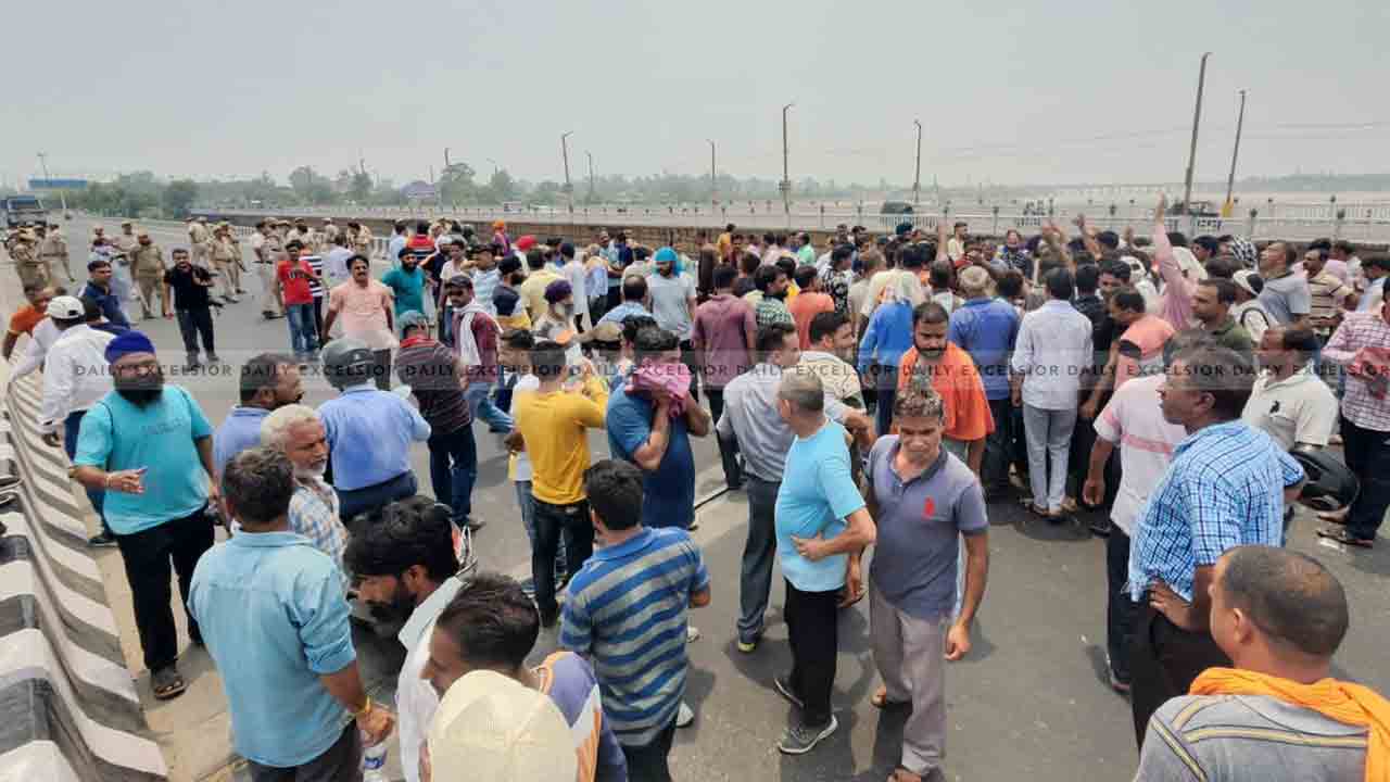 జమ్ములో రోడ్డెక్కిన వేలాది కూలీలు