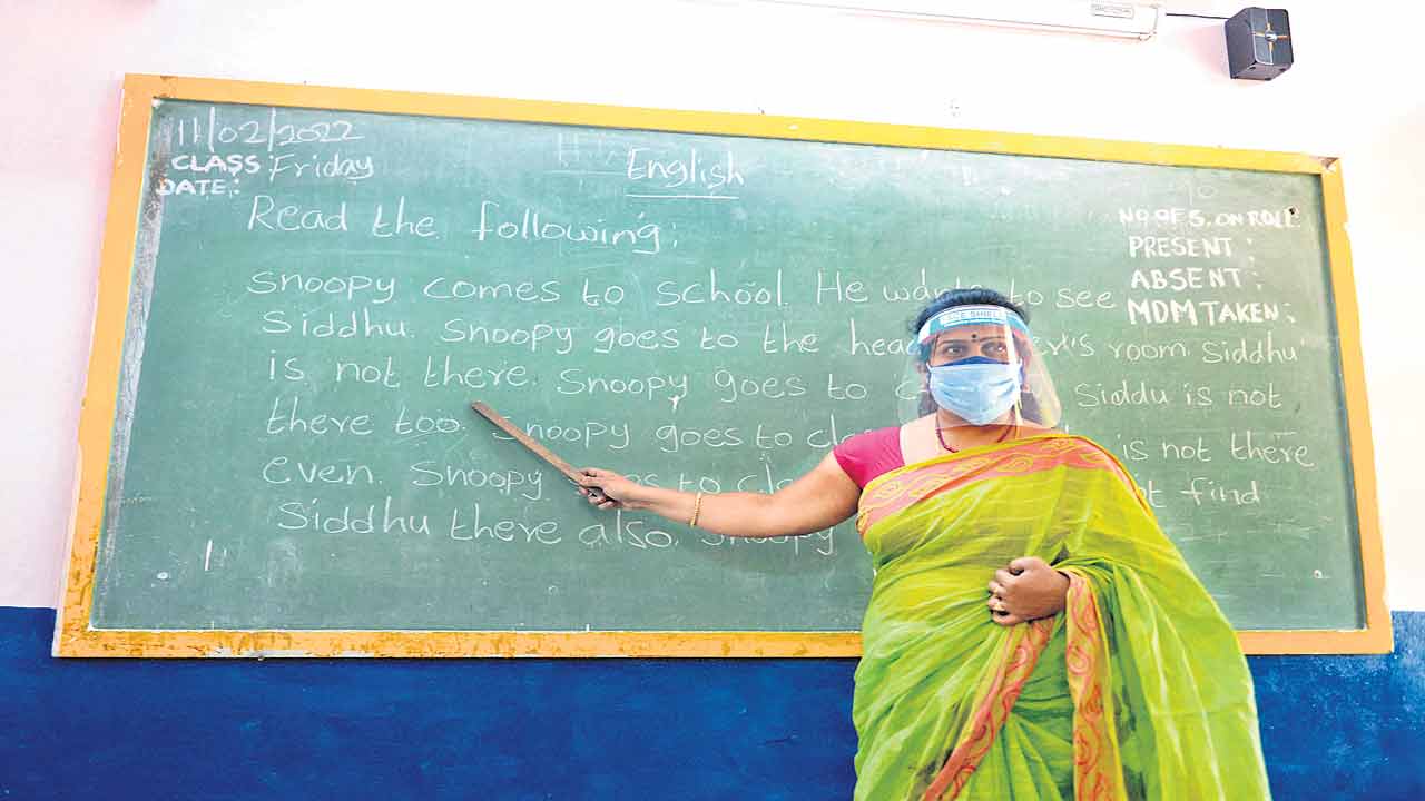 వారంలో రెండు ఇంగ్లిష్‌ పీరియడ్లు