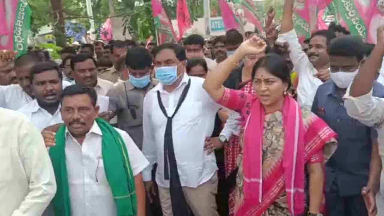 సైనికులను చంపి భావోద్వేగాలతో గెలవాలనుకుంటున్న మోదీ: మంత్రి ఎర్రబెల్లి