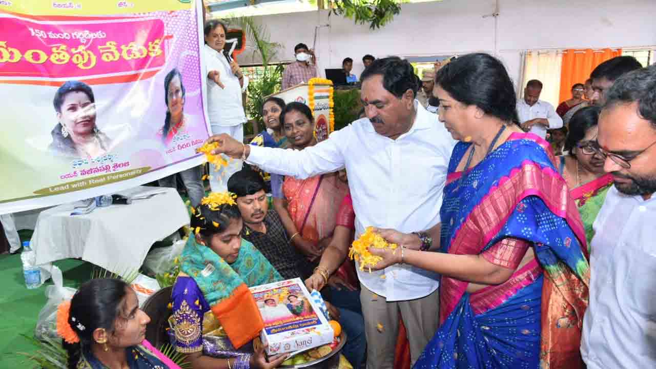 150 మంది గ‌ర్భిణీల‌ను చీర, సారెల‌తో స‌త్క‌రించిన మంత్రి ఎర్ర‌బెల్లి దంప‌తులు