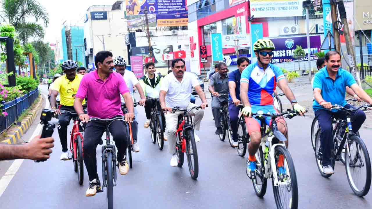 సైక్లింగ్‌తో అనారోగ్య స‌మ‌స్య‌లు దూరం : మంత్రి ఎర్ర‌బెల్లి