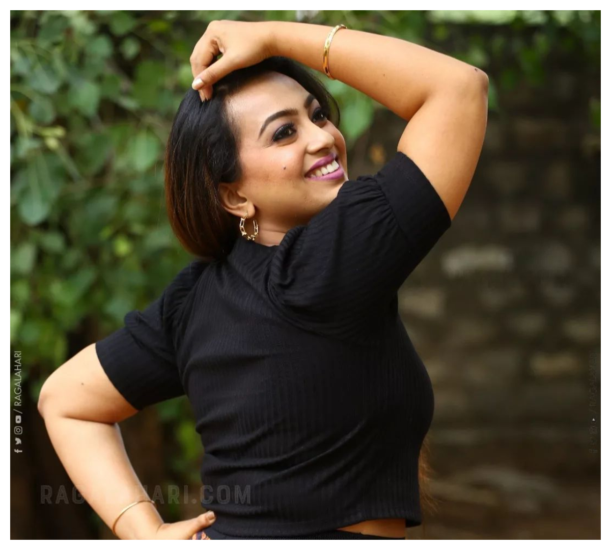 Ester Noronha | చిరున‌వ్వుతో క‌వ్విస్తున్న ఎస్తేర్..